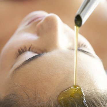 Grâce à l'augmentation des apports nutritifs aux cellules, l' huile d'argan cosmétique a un effet puissant contre le dessèchement de la peau. C'est un puissant hydratant de l'épiderme et un anti-ride efficace.
