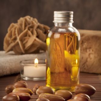 Aujourd’hui, l’huile d’argan est une huile cosmétique connue et reconnue pour ses bienfaits. Elle est utilisée par tous les laboratoires cosmétiques (généralement en très petit pourcentage : entre 1 et 4 %) pour la fabrication des crèmes, soins, savons, shampoings et personne ne conteste plus ses vertus.